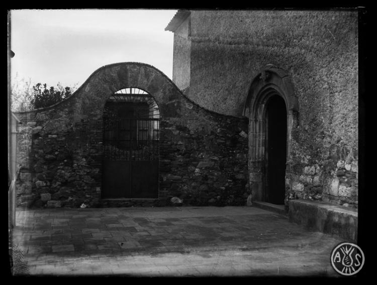 Porta d'entrada a l'església parroquial romànica de Sant Julià d'Altura. Sabadell.