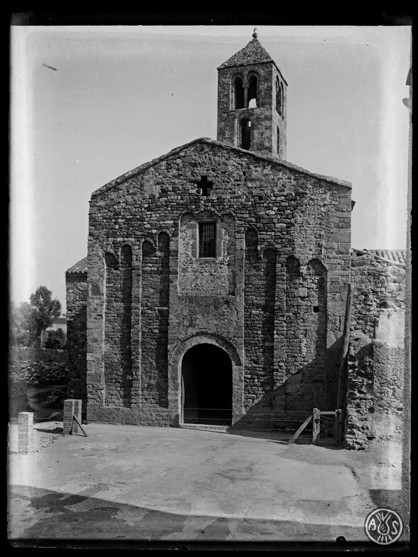 Façana principal de l'església romànica de Santa Maria de Terrassa