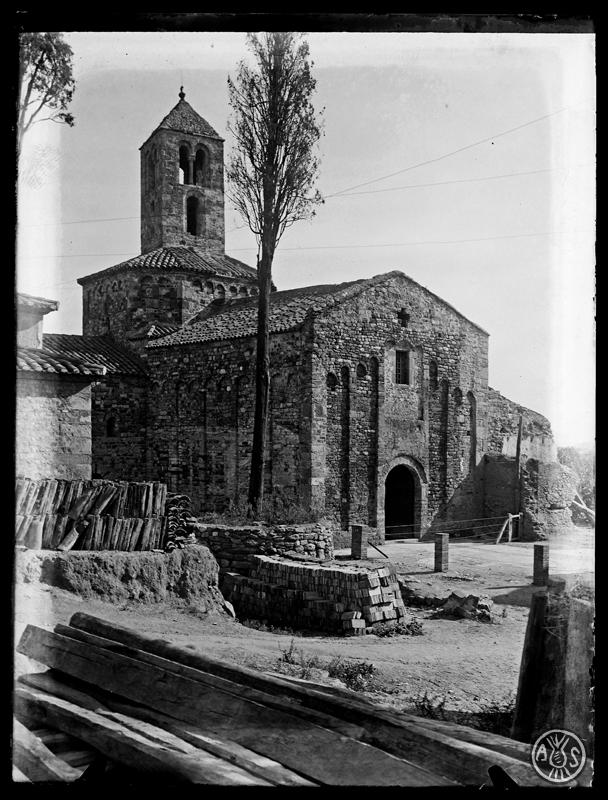 Façana principal de l'església de Santa Maria de Terrassa