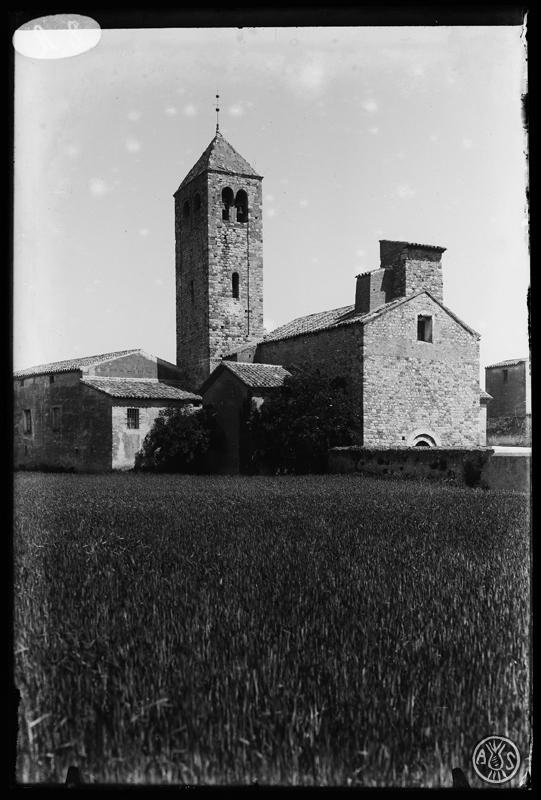 Façana i campanar de l'església romànica de Santa Maria de Barberà