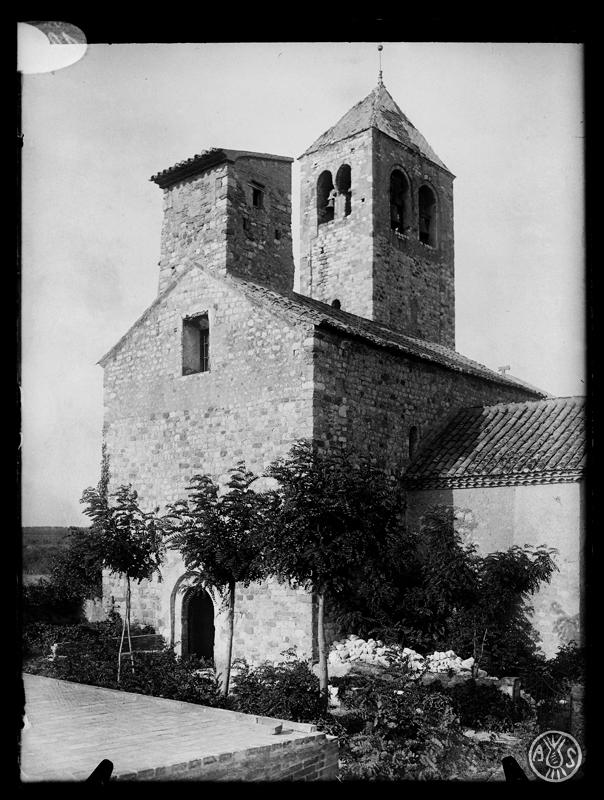 Vista frontal de l'església de Santa Maria de Barberà del Vallès. Barberà del Vallès