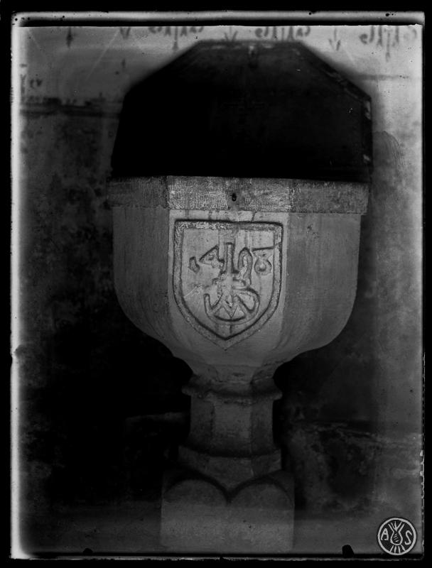 Pila baptismal o baptisteri de l'església de Palau-solità i Plegamans