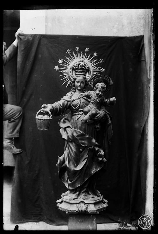 Verge  amb el nen Jesús en braços i un cistell d'ous.Església de Sant Quirze i Santa Julita, a Sant Quirze del Vallès