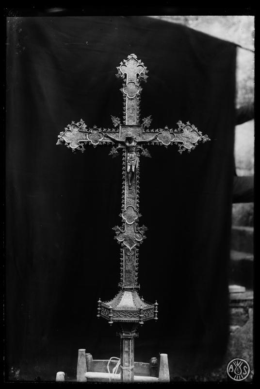 Creu parroquial de lesglésia de Santa Perpètua.