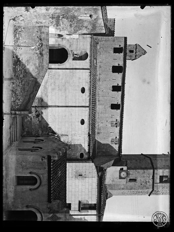 Façana lateral de l'església de Santa Perpètua, a Santa Perpètua de Mogoda.