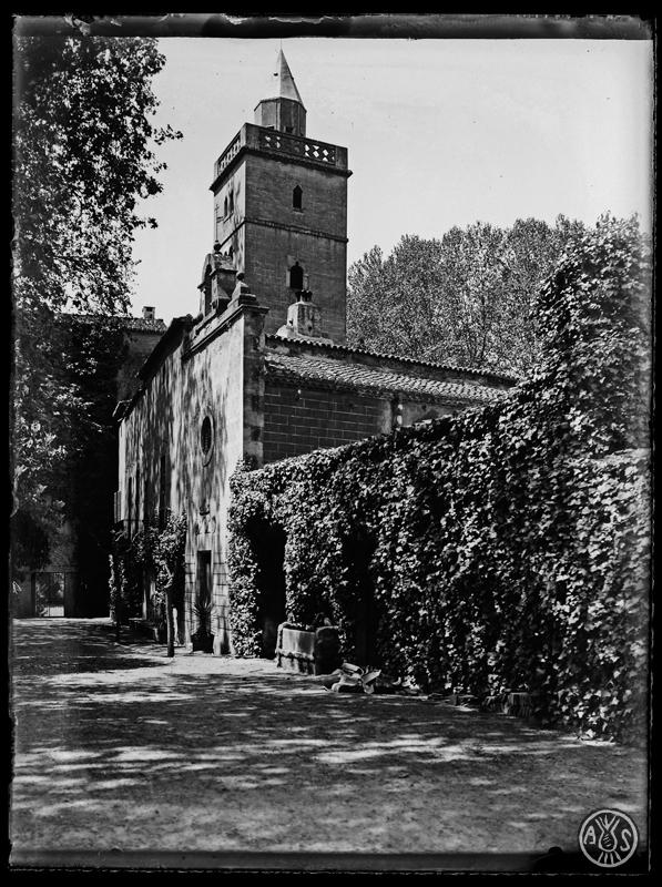 Entrada als jardins de lesglésia de Santa Perpètua, a Santa Perpètua de Mogoda.