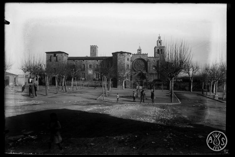 Plaça i façana principal del Monestir de Sant Cugat del Vallès