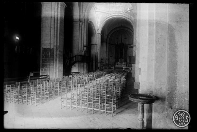 Nau central amb l'altar major al fons de l'església del monestir de Sant Cugat del Vallès
