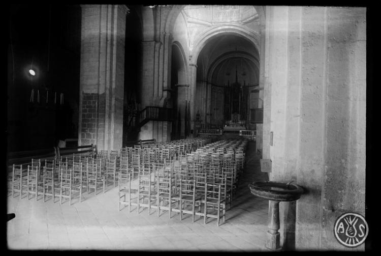 Nau central amb l'altar major al fons de l'església del monestir de Sant Cugat del Vallès