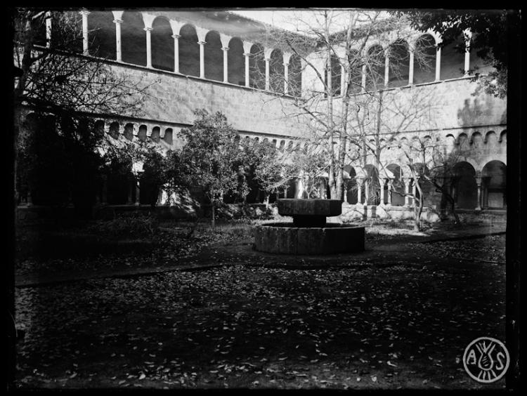 Pati del claustre del Monestir de Sant Cugat del Vallès