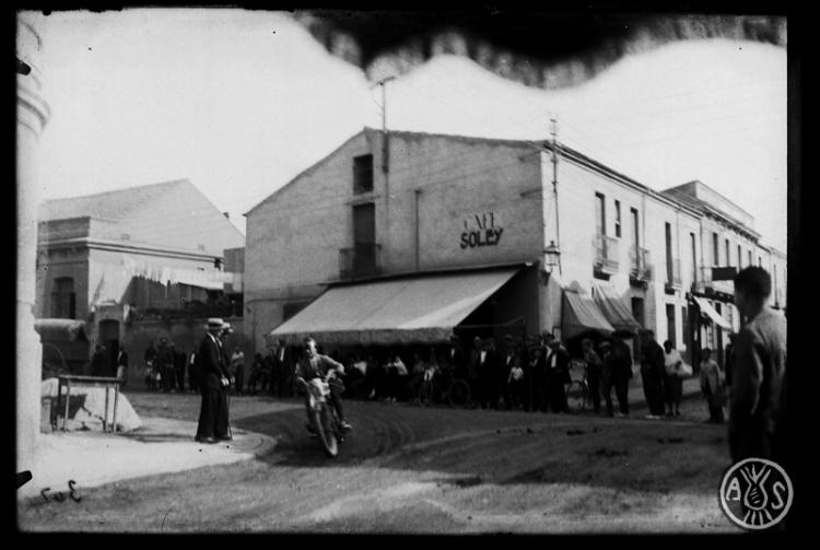 Cursa de festa major de motocicletes a la carrertera de Terrassa cantonada amb el carrer Sant Cugat. Sabadell