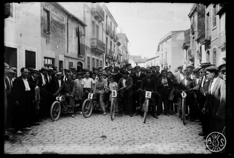 Sortida d'una cursa de motos. Sabadell