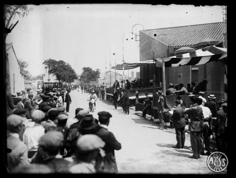 Cursa de vehicles passant per davant del jurat per la carretera de Rubí. Festa Major de Sabadell