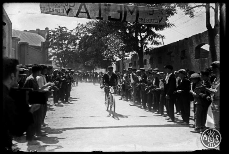 Cursa ciclista arribant a la meta. Sabadell