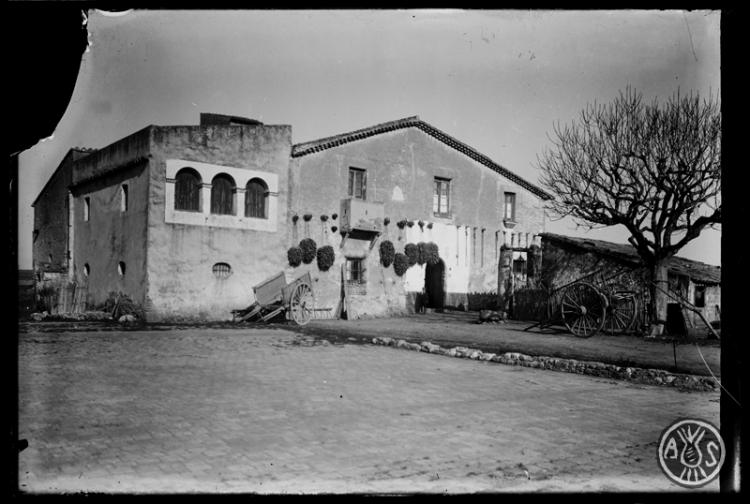 Façana de la masia de Can Planas a Barberà del Vallès