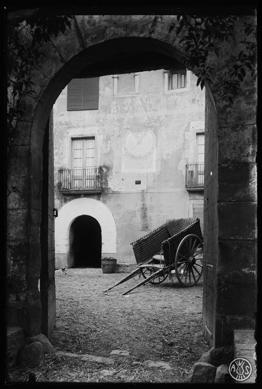 Porta d'entrada i façana del castell de Santiga. Santa Perpètua de la Mogoda
