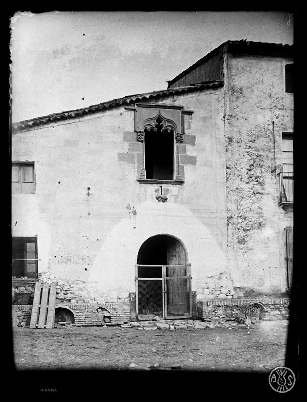 Façana de la masia de Can Xiol. Santa Perpètua de la Mogoda