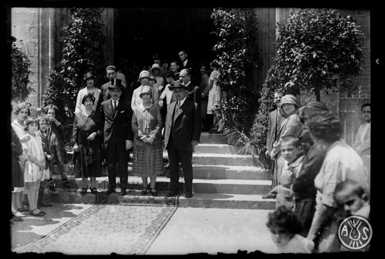 Convidats al doble casament, Artur Arús Trias amb Ramona Bros Pinosa, i Pau Maria Llonch Gambús amb Dolors Arús Trias, a l'església de la Concepció de Barcelona.