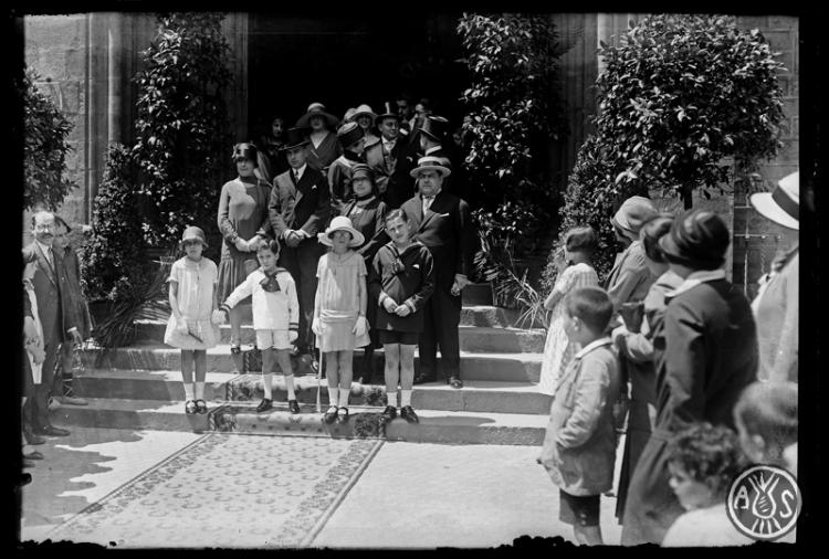 Convidats al doble casament, Artur Arús Trias amb Ramona Bros Pinosa, i Pau Maria Llonch Gambús amb Dolors Arús Trias, a l'església de la Concepció de Barcelona.
