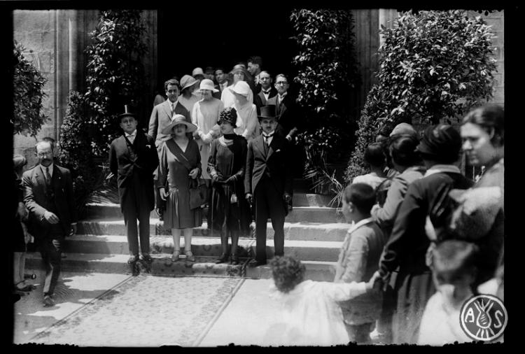Convidats al doble casament, Artur Arús Trias amb Ramona Bros Pinosa, i Pau Maria Llonch Gambús amb Dolors Arús Trias, a l'església de la Concepció de Barcelona.