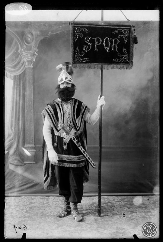Capità Manaya de la comparseria dels armats que precedien la processó de Dijous Sant per Setmana Santa. Sabadell