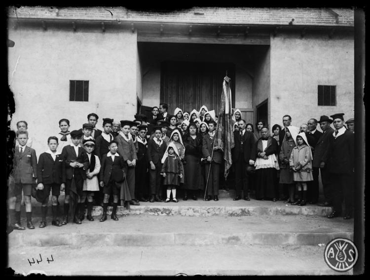 Sortida de la benedicció de la bandera del Pomell de la Joventut.. Sabadell