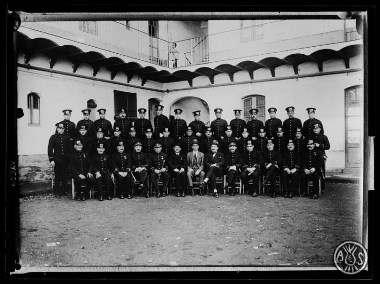 Camp de bombers amb uniforem de la gala al pati de la caserna al carrer Llobet. Sabadell