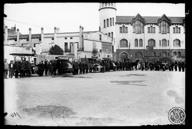 Cos de bombers i Creu Roja després d'haver efectuat exercicis pràctics al camp de la sang. Sabadell