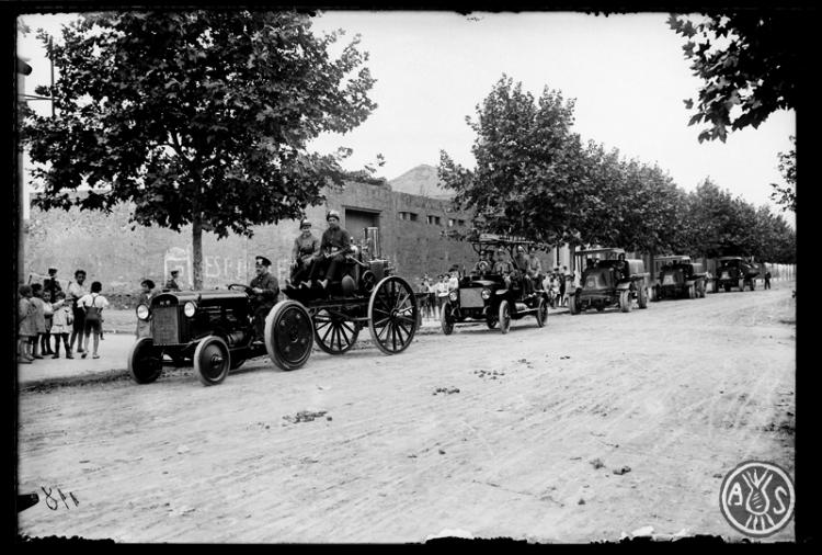 Vehicles d'extinció d'incendis, bombers, pel carrer Vilarrubias. Sabadell