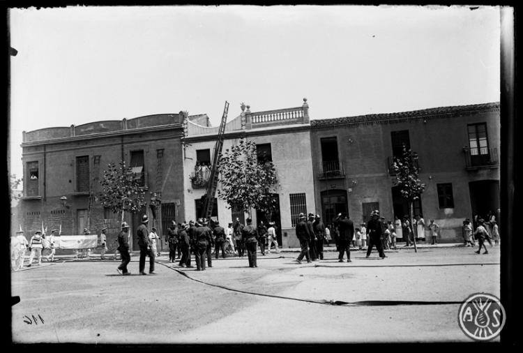 Exercicis de salvament del cos de bombers i la Creu Roja.a la Plaça Sant Joan. Sabadell