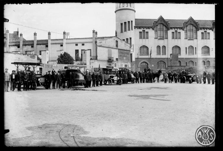 Cos de bombers i Creu Roja després d'haver efectuat exercicis pràctics an el camp de la sang. Sabadell