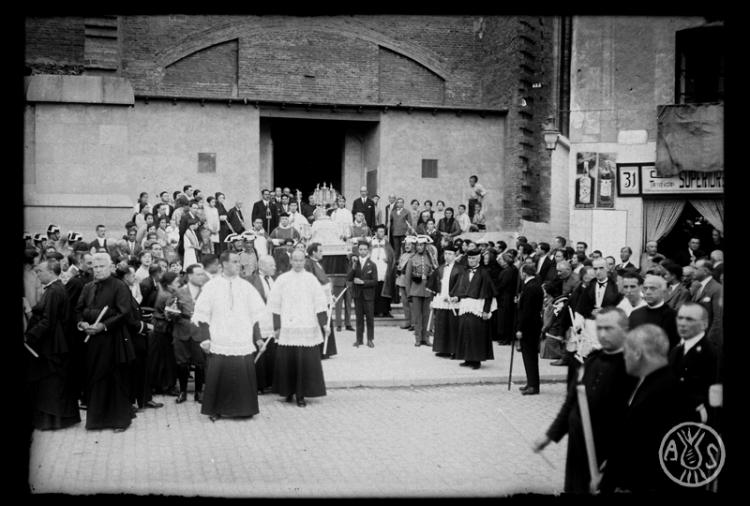 Processó de Festa Major amb les reliquies del sant sortint de l'església de Sant Feliu. Sabadell
