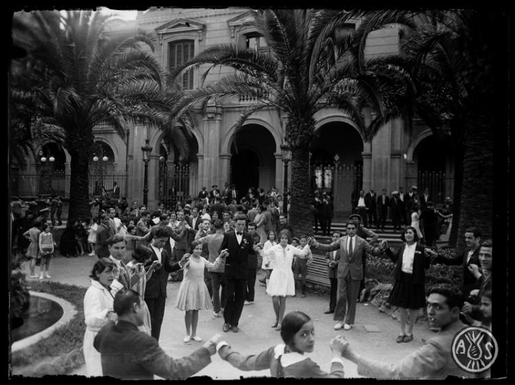 Audició de sardanes a la plaça del Doctor Robert. Sabadell