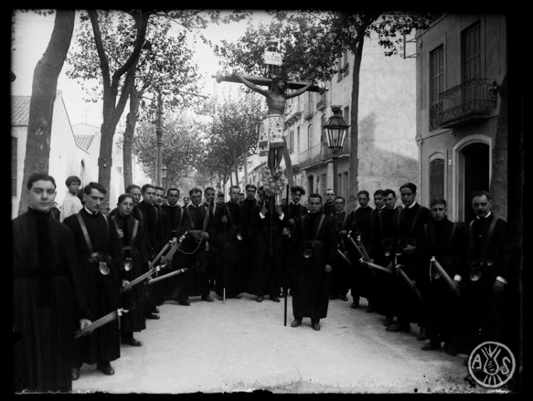 Portants del Sant Crist de la parròquia de la Santíssima Trinitat de Sabadell, durant el Viacrucis