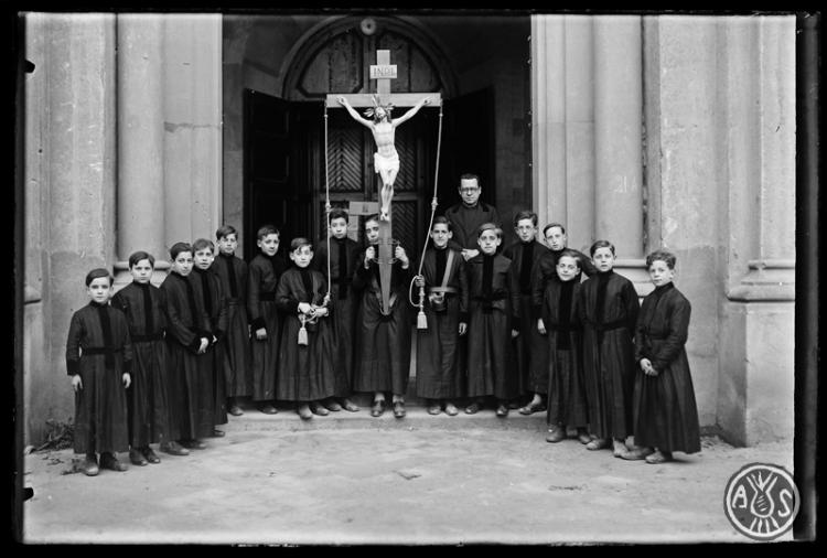 Grup primer d'aspirants a portants amb la imatge petita del Sant Crist. Parròquia de la Puríssima Concepció de Sabadell