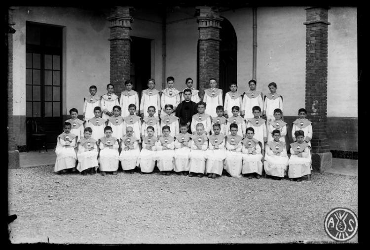 Mossèn Josep Musset amb l'escolania de la parròquia de la Puríssima Concepció de Sabadell