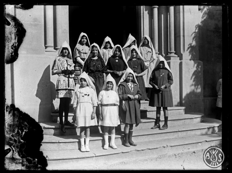 Grup de noies dels Pomells de Joventut a les escales del Santuari de la Mare de Déu de la Salut. Sabadell