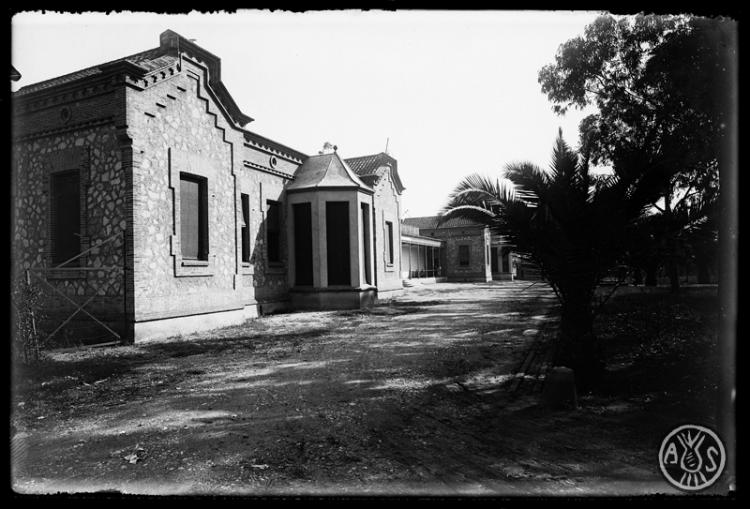 Exteriors de la Clínica de Nostra Senyora de la Salut Eucaliptus. Sabadell