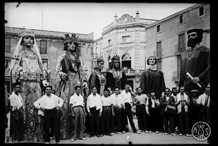 Concentració de gegants d'altres ciutats a la Plaça Sant Roc durant la Festa Major de Sabadell