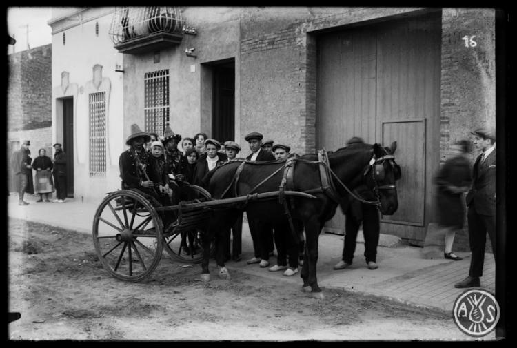 Carro amb tres joves disfressats durant la festa de carnestoltes. Sabadell.