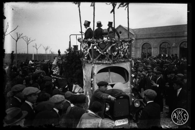 Carrossa de carnestoltes al pas per l'estació dels FF.CC. Sabadell