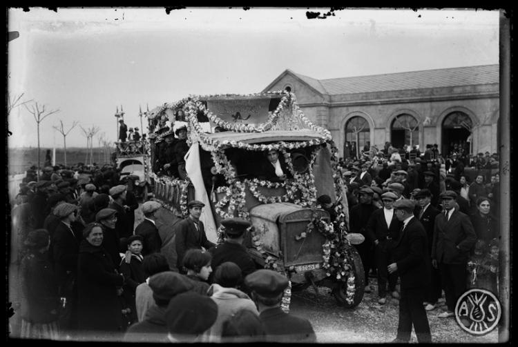 Carrossa de carnestoltes al pas per l'estació dels FF.CC. Sabadell