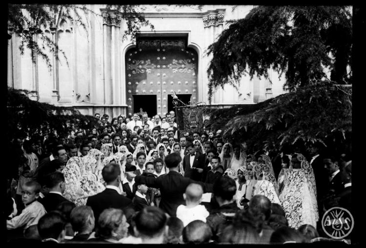 Orfeó cantant davant la Parròquia de Castellar del Vallès