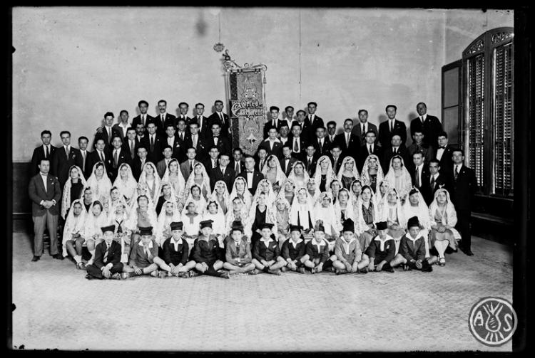 Grup de l'Orfeó Castellarenc el dia de la benedicció de la bandera. Castellar del Vallès
