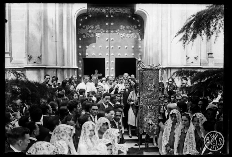 Acte de benedicció de l'estandard de l'Orfeó Castellarenc. Davant de la porta de l'església de Sant Esteve de Castellar del Vallès