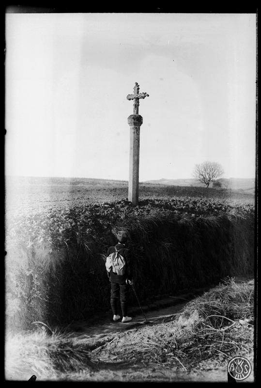 Caminant davant la Creu de Terme de Sant Cugat. Sant Cugat del Vallès