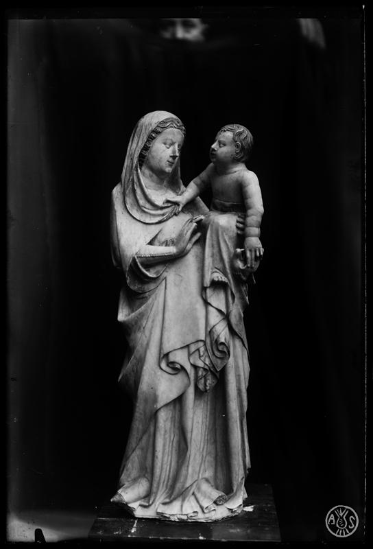 Mare de Déu amb nen Jesús en braços d'estil gòtic. Monestir de Sant Cugat del Vallès