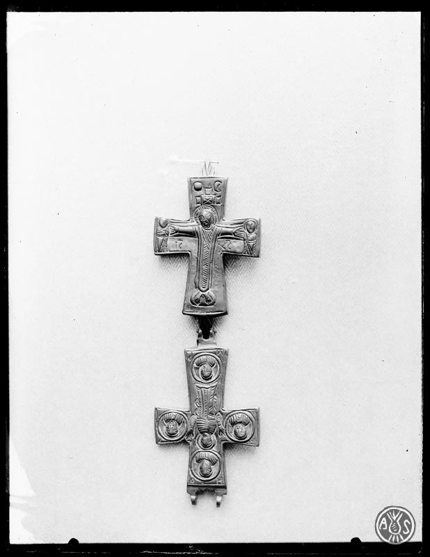 Reliquiari-pectoral de bronze en forma de creu. Sant Cugat del Vallès