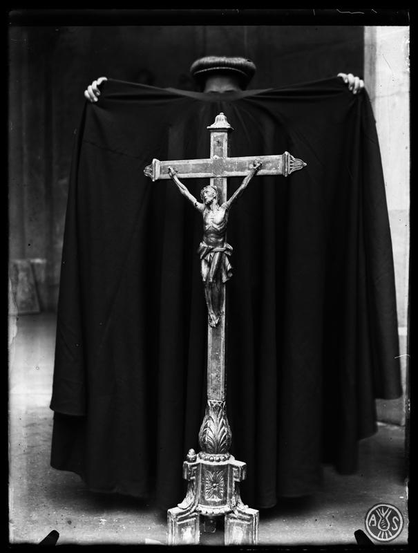 Crucifix amb un Crist de tres claus del monestir de Sant Cugat del Vallès