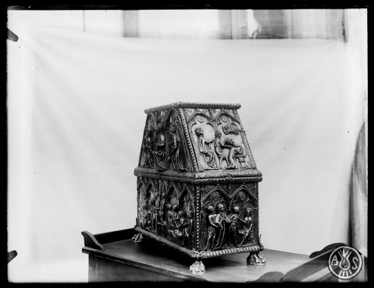 Arqueta reliquiari (semilateral revers) d'argent de Sant Cugat